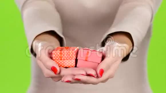 女人手里的两个礼盒关门视频的预览图