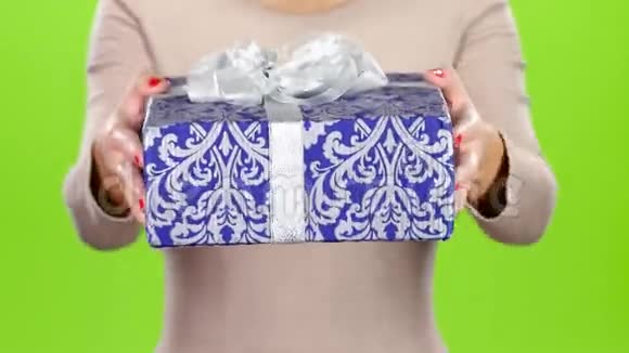 盒子装在节日的纸里有一个蝴蝶结礼物工作室视频的预览图