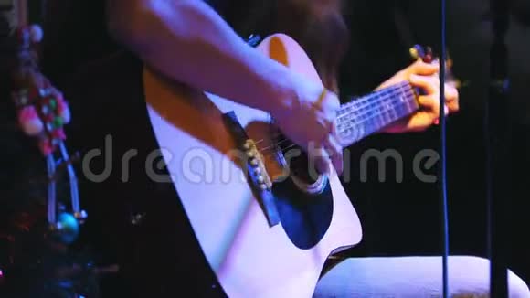 吉他手在俱乐部的音乐会上拿着吉他在麦克风旁边视频的预览图