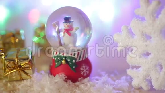 圣诞背景玩具雪人和大雪花视频的预览图
