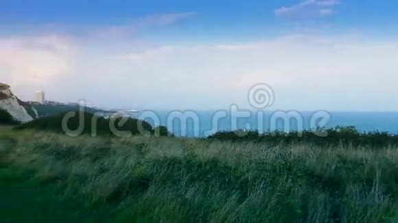 全景拍摄从岸上的田野视频的预览图
