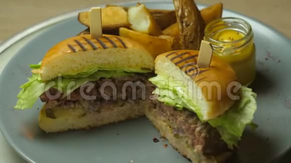 牛肉汉堡包餐配芝麻籽面包配培根和奶酪配脆薯条视频的预览图