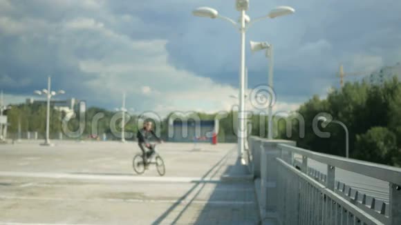 路上的男骑自行车的人停下来用智能手表交流他向他女朋友口述了一条消息男子视频的预览图