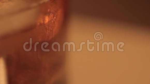 威士忌里的冰正在融化视频的预览图