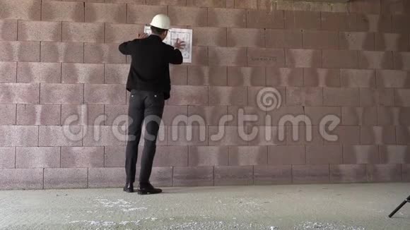 建筑师从内部检查施工视频的预览图