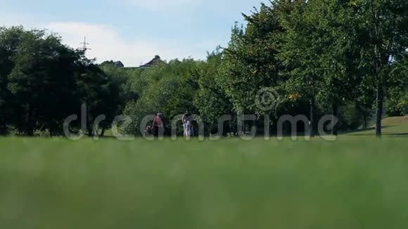 在另一个高尔夫球场上拍摄的一个球杆视频的预览图