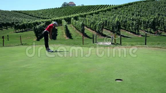 一名职业女子高尔夫球手用高尔夫球杆打一个白色高尔夫球视频的预览图