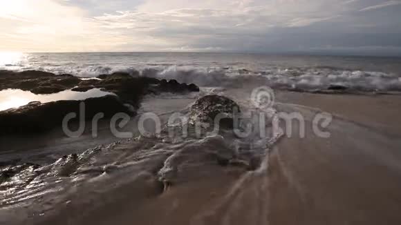 巨大的海浪撞击在石头上视频的预览图