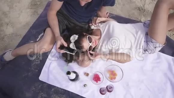迷人的富有夫妇在野餐放松与葡萄酒和糖果在海滩夏日炎炎视频的预览图