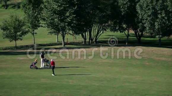 一对夫妇在高尔夫球场上滑下来开始准备视频的预览图