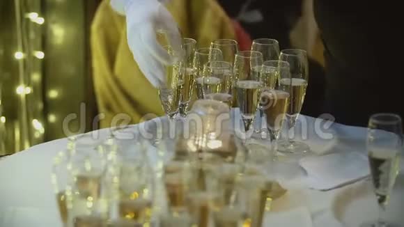 婚礼桌上闪烁着香槟视频的预览图