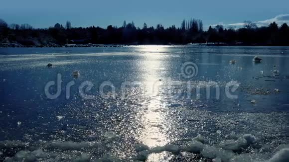 阳光明媚的一天穿越冰雪湖视频的预览图