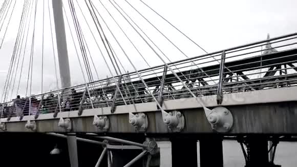 泰晤士河上的人行天桥全景视频的预览图