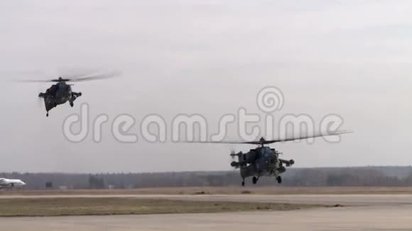 军用直升机飞越简易机场视频的预览图