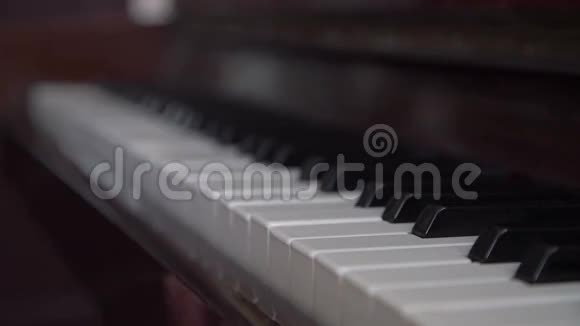 老皱纹女人的手开始弹钢琴视频的预览图