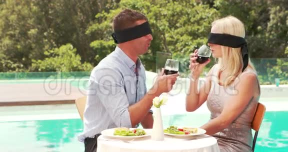 微笑的夫妇喝着酒藏着眼睛视频的预览图