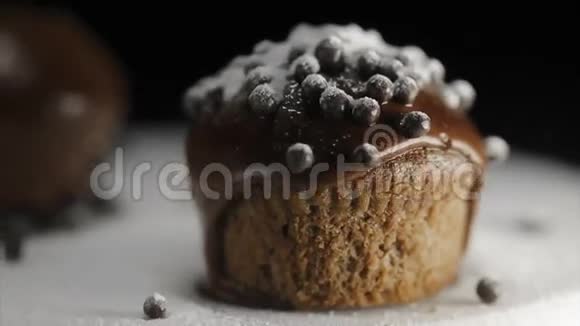 糖粉滴在巧克力蛋糕上视频的预览图