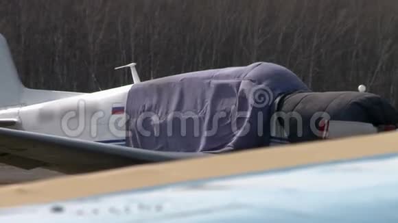 在俄罗斯飞机上飞行的掩护视频的预览图