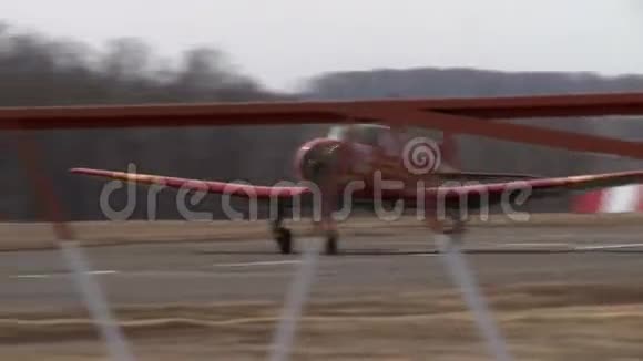 红色单引擎飞机起飞的视角视频的预览图