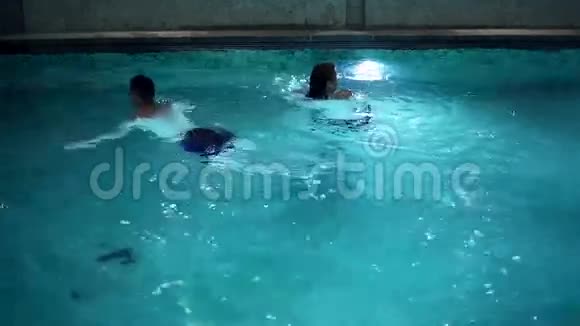 年轻夫妇在水疗中心游泳享受和放松视频的预览图