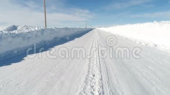 冬天的乡村道路被雪覆盖视频的预览图