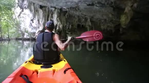 人类在悬崖洞穴里划船视频的预览图