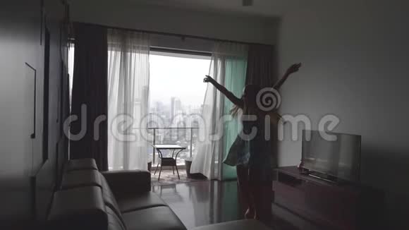 女人在客厅跳舞视频的预览图