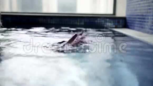 女人的手从水里出来锻炼身体视频的预览图