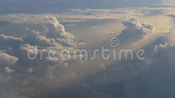 蓝天上美丽的白色堆云的鸟瞰图视频的预览图