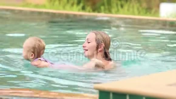 妈妈和多瑟在游泳池游泳视频的预览图