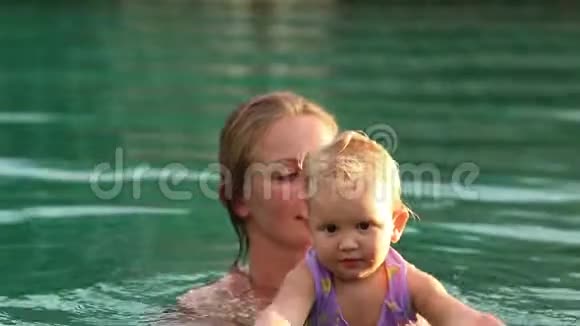 妈妈和多瑟在游泳池游泳视频的预览图