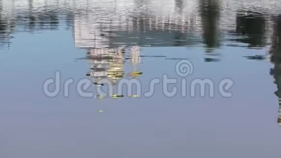 修道院反映在水中视频的预览图