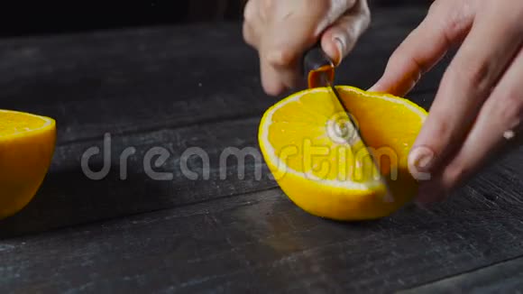 橘子水果被切割是飞溅果汁视频的预览图
