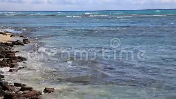 太平洋上的洛基海滩视频的预览图