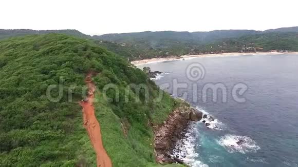 奥沙坎海岸马祖特海滩的鸟瞰图视频的预览图