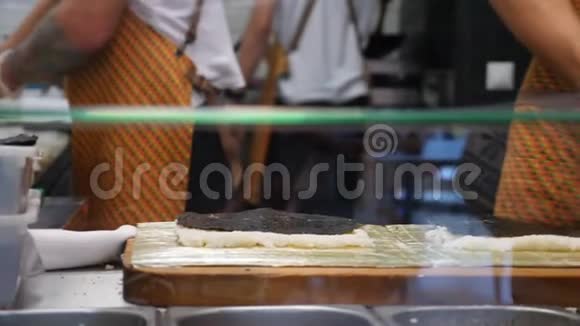 厨师在快餐店准备寿司卷4k慢镜头拍摄视频的预览图