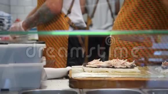 厨师在快餐店准备寿司卷4k慢镜头拍摄视频的预览图