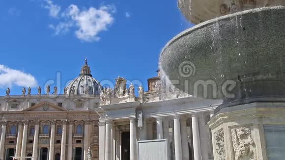 广场喷泉和罗马圣彼得大教堂视频的预览图