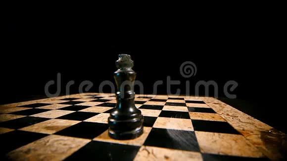 一个棋盘和两个国王在上面白王打黑并取代他的位置视频的预览图
