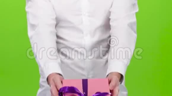 一个拿着礼物的人拿出一个盒子关门视频的预览图