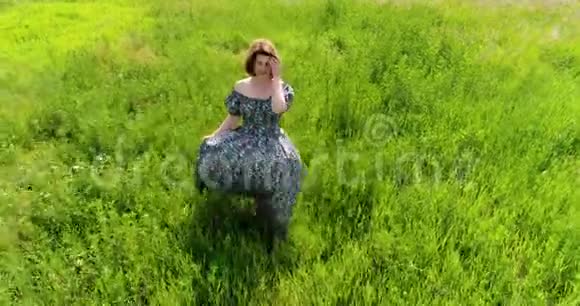在夏日草地上散步的女人从上面看视频的预览图