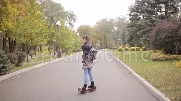 女孩骑着便携式电子处女膜户外视频的预览图