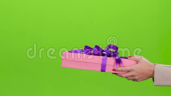 礼品盒女孩给了一个男人粉红色的盒子关门视频的预览图
