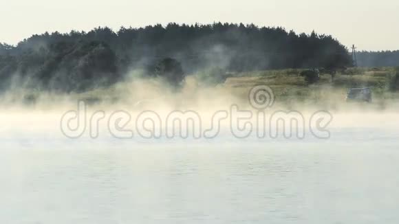 夏天在湖或河上的雾视频的预览图