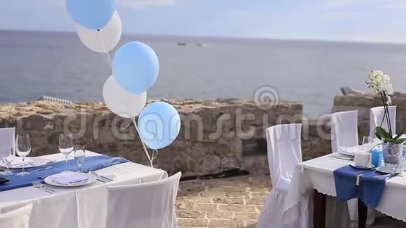 参加婚礼的白色和蓝色气球视频的预览图