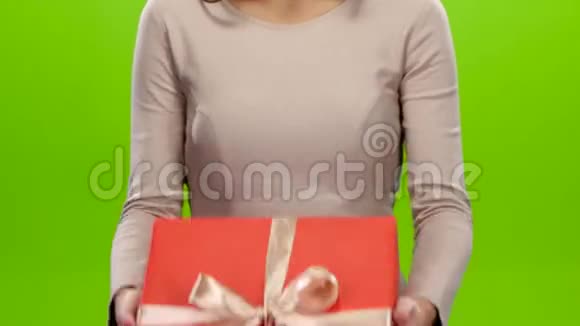 礼品盒系着不是用爱做的大蝴蝶结视频的预览图