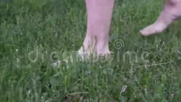 人的脚在草地上缓慢地奔跑视频的预览图