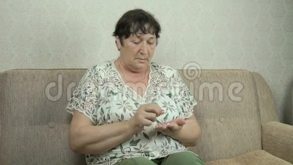 一位年长的妇女认为手掌上有药片视频的预览图