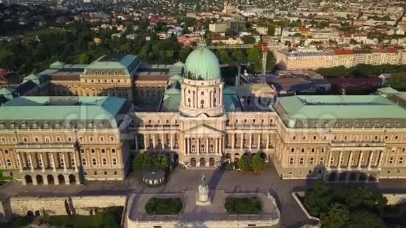 匈牙利布达佩斯日出时布达城堡皇宫的4K鸟瞰图视频的预览图