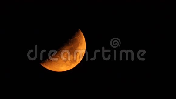 神秘的橙色月亮视频的预览图